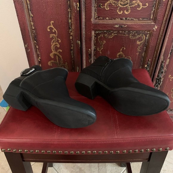 Like new size 10 American Rag ankle boots - Picture 3 of 3